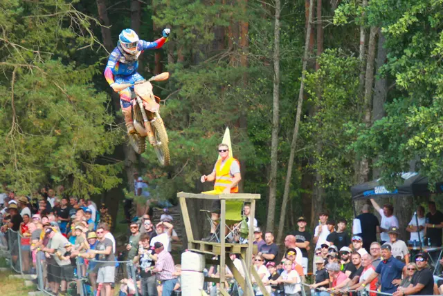 Motocross-Spektakel am 6. September 2026 in Oberdorf im Burgenland. Lokalmatador Michael Lackner springt zu seinem Sieg in der MX-2-Klasse.  | Foto: Peter Seper