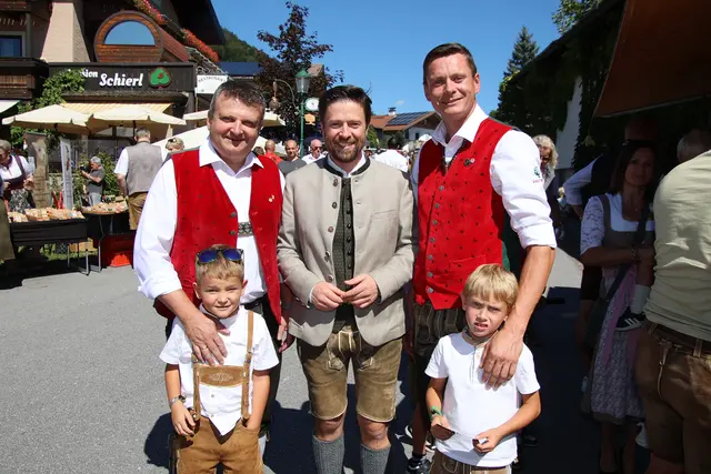Bürgermeister Gerald Klaushofer mit Walter und Christian.