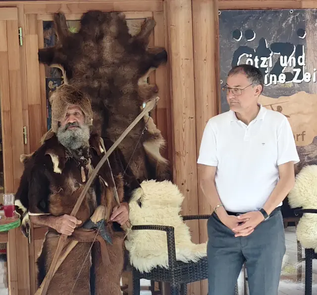 "Ötzi" Erich Schöpf und Geschäftsführer des Ötzidorfes Leonhard Falkner am Podium des Zeitzeugengesprächs. | Foto: Tatschl
