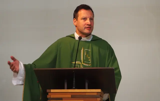 Der neue Kurat MMag. Lic. Dariusz Waligora, MSc beeindruckte sowohl am Samstag bei der Vorabendmesse, als auch beim Sonntagsgottesdienst mit seiner Predigt die Flugfelder Pfarrgemeinde.