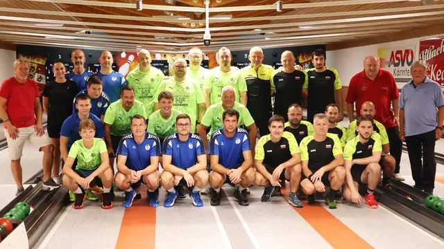 Gruppenfoto mit KK Triglav Kranj (SLO), KSK Klagenfurt-Magdalensberg und KK Radlje/Pergola Hiše (SLO) mit Marijan Velik (links) vom SŠZ - Slovenska športna zveza / Slowenischer Sportverband und KSKV Vizepräsident Helmut Müller (rechts), daneben ISR Hans Jesenko.