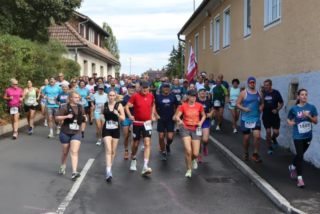 Rund 2.000 Teilnehmende müssen erst einmal durch | Foto: Gerhard Langmann