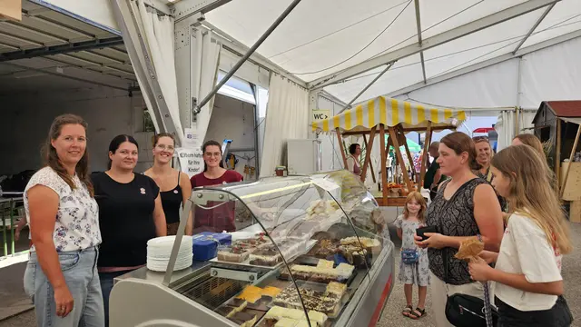 Die Frauen der Trachtenmusik Kapelle St. Aegidi, verkaufen selbstgebackenen Kuchen im Festzelt.  | Foto: Elke Rott/zema-medien.de