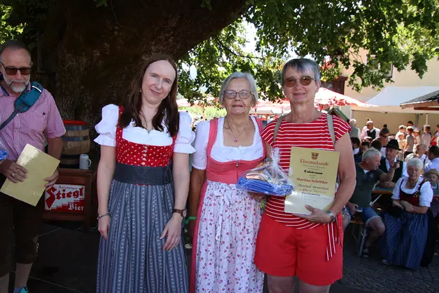 Gästeehrung für 40 Jahre Urlaub in Faistenau: Roswitha Winkler vom Tourismusverband mit Eva Leitgeb und Martina Schöttler.
