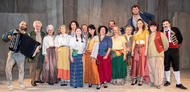 Gemeinsam auf der Bühne: Profidarsteller und das Amateurensemble von AmaKult feierten eine gelungene Premiere | Foto: Gerhard Maly
