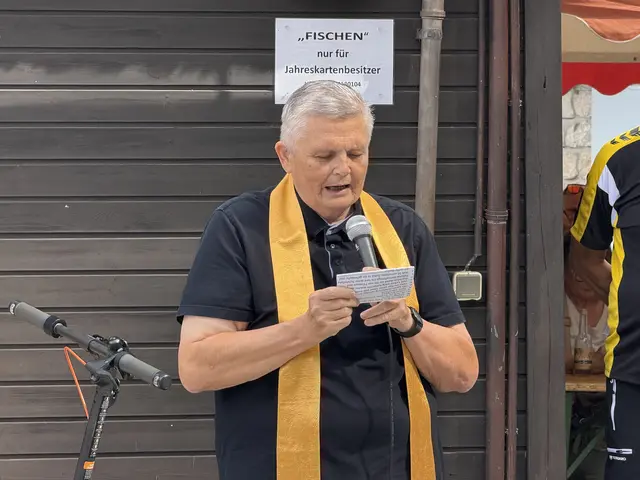 Pfarrer Georg Lang segnete die Horitschoner Fischteichanlage.