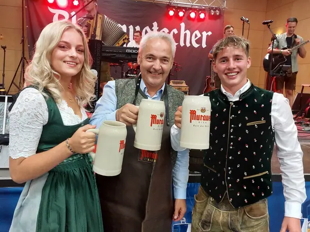 Bieranstich zum Auftakt des Oktoberfestes in Scheifling, im Bild Leiterin Iveta Schlager, Bgm. Gottfried Reif und Obmann Gabriel Schwab (v.l.). | Foto: Anita Galler