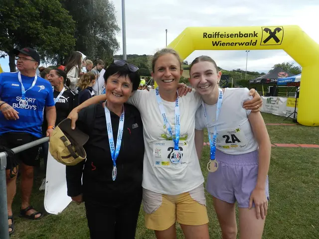 Michaela Müller, Anneliese Brandstätter, Nadine Schnopp, sind froh im Ziel zu sein, | Foto: Heribert Punz