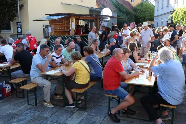 Äußerst gut besuchter Rathausplatz | Foto: Gerhard Langmann