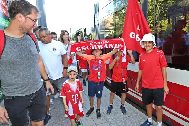 Ein Großteil der Gästefans war mit der Traunseetram angereist. | Foto: Hörmandinger