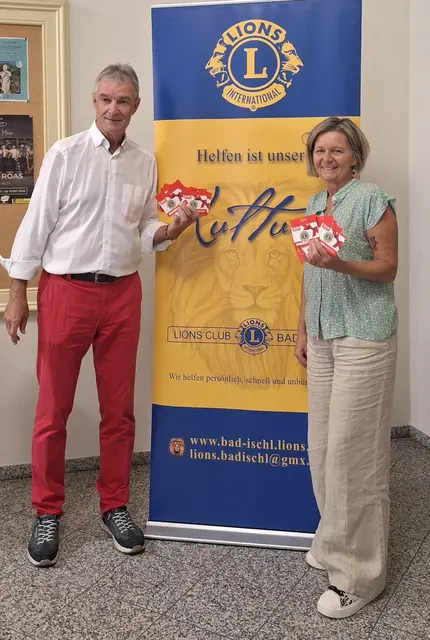 Lions-Präsident Alfred Reimair überreicht Bürgermeisterin Ines Schiller Schulstart-Gutscheine im Wert von 600 Euro.  | Foto: Lions Club – Reimair