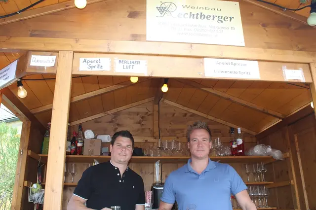 Für den Wein bei der Eröffnung sorgte der Weinbau Rechtberger mit Fritz und Josef | Foto: mc