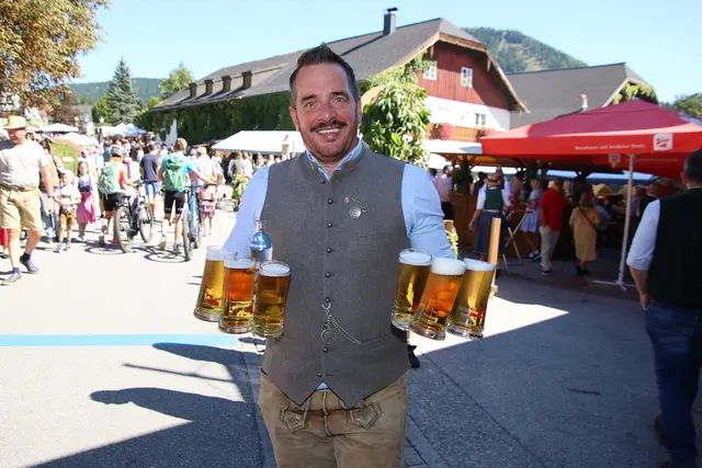Die durstigen Besucher versorgte Bernhard Weißenbacher.
