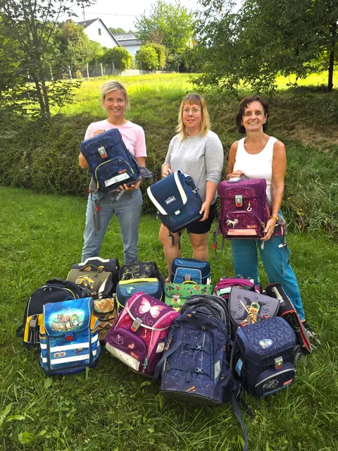 SPÖ Bezirksgeschäftsführerin Sabine Schwandner und Stadträtin Daniela Haudum  übergeben die gesammelten Schultaschen an Lucia Peinbauer von der Volkshilfe.  | Foto: SPÖ