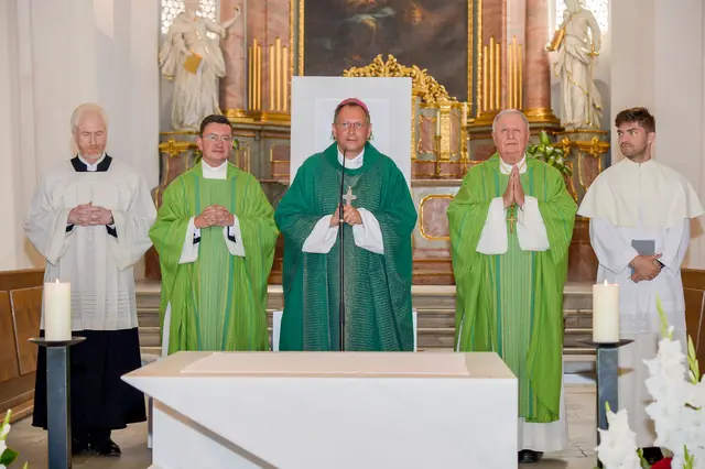 Erzbischof Herwig Gössl (mitte) feierte gemeinsam mit Abt Raimund Schreier (rechts) und Stadtpfarrer Christoph Kranicki (links) den festlichen Gottesdienst in der Markuskirche. | Foto: Gerhard Pulsinger
