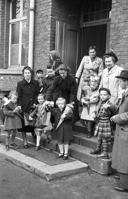Damals wie heute: Der erste Schultag ist ein besonderer Moment im Leben eines Kindes – und ein großer Tag für die ganze Familie. Was sich verändert hat, zeigt sich an Schulranzen, Kleidung und Schultüten. Gleich geblieben ist, wie wichtig die Unterstützung von Eltern, Großeltern und anderen vertrauten Menschen ist. Sie geben Halt, Mut und das Gefühl: Du bist nicht allein auf deinem neuen Weg | Foto: Bundesarchiv