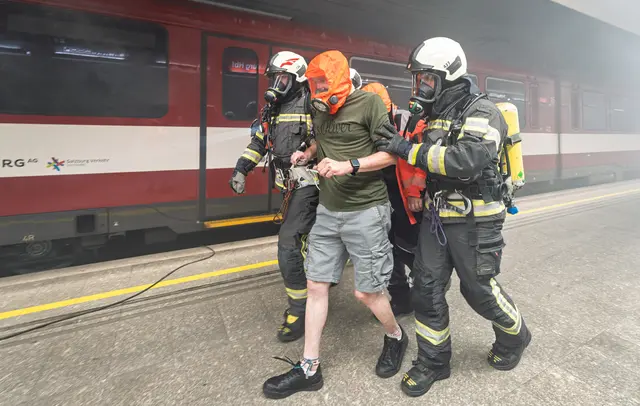Berufsfeuerwehr, Freiwillige Feuerwehr und das Rote Kreuz trainierten den Ernstfall unter extremen Bedingungen. | Foto: Stadt Salzburg / Alexander Killer