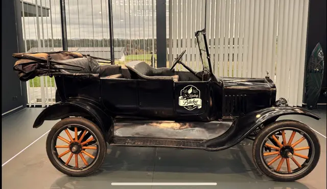  Im „Schaufenster“ seiner Keimlingsbäckerei in Schardenberg steht Karl Mayers „Henry Ford’s Vision“: Ein toller Ford T Baujahr 1924. | Foto: Franz Gruber