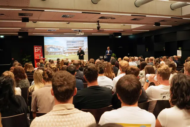 Norbert Sparer und Klaus Schneider vom Institut für Personal- und Organisationsentwicklung der PH Tirol moderieren die Berufseinstiegswoche, die sie gemeinsam mit ihrem Team organisiert haben. | Foto: PH Tirol/Roner