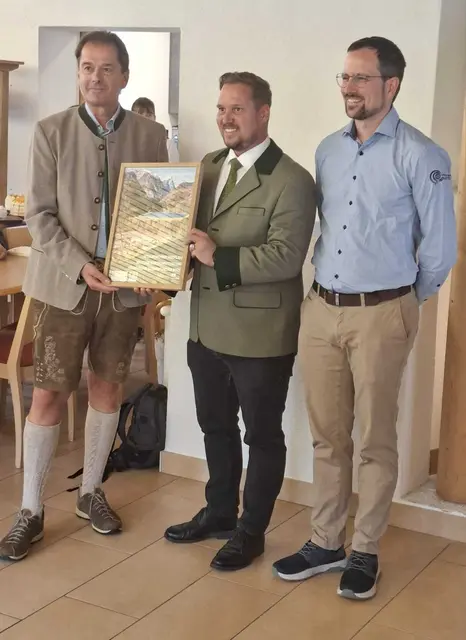 Urkundenüberreichung: Naturparkerweiterung Hieflau mit Landtagsabgeordneten Mario Triller, Bürgermeister Bernhard Moser und Naturpark-Geschäftsführer Oliver Gulas  | Foto: Franz Johannes Mayer