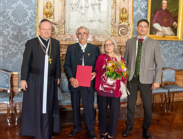 Propst Anton Höslinger, Johann Tiefenbacher, Marianne Tiefenbacher und Forstbetriebsleiter Hubertus Kimmel bei der erstmaligen Verleihung der Goldenen Eustachius-Nadel. | Foto: Stift Klosterneuburg/Christina Hiptmayr
