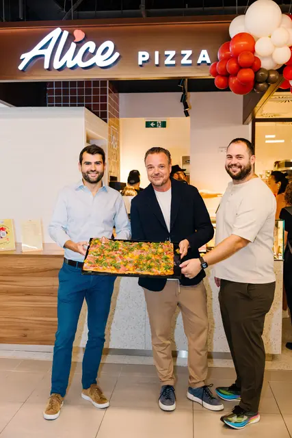 Am Bild v.l.n.r.: Niccolò Portu (Chief Development &amp; Franchising Officer Alice Pizza), Philipp Zinggl (Geschäftsführer Alice Pizza Österreich), Lorenzo Marini (International Operations Manager Alice Pizza) | Foto: DoN group