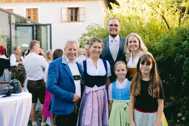 Von links: Stefan Wimmer, Monika Wimmer (neunte Generation), Monika und Simon Ebner (zehnte Generation) sowie Clara und Greta Ebner (elfte Generation). | Foto: Veronika Pugel, Bilder mit Herz