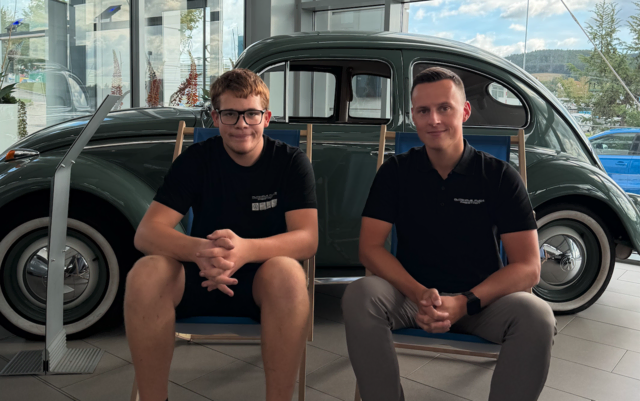 Lehrling Fabian Holzer (l.) im Gespräch mit Felix Fuchs. | Foto: Autohaus Fuchs