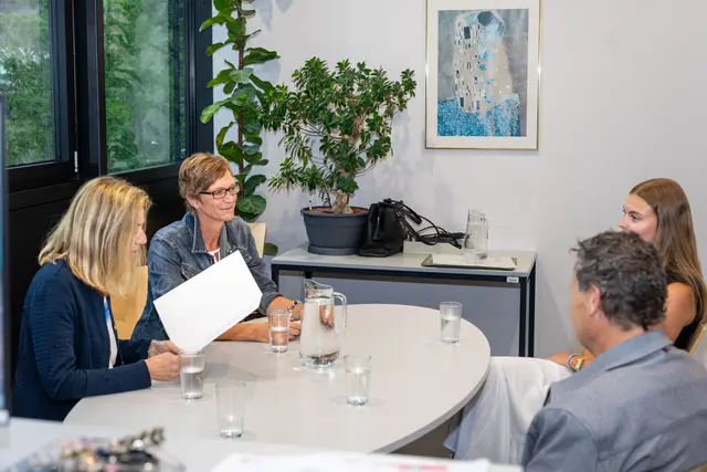 feierliche Übergabe und anerkennende Worte für Jana Schweinberger | Foto: BHAK/BHAS/PFLEGE.FS Schwaz