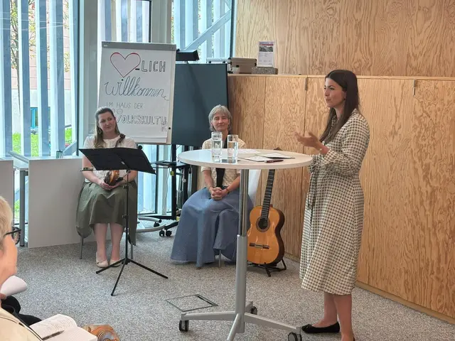 Julia Wörndl-Brandweiner brachte die Sicht der Salzburger Volkskultur ein und zeigte auf, wie regionale Kulturarbeit heute erfolgreich umgesetzt werden kann. | Foto: Tauriska