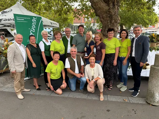 Gruppenfoto am Hauptplatz in Feldbach: Die Bäuerinnen von Straden luden zum kulinarischen Stell-Dich-Ein und würden regelrecht überrannt. | Foto: MeinBezirk