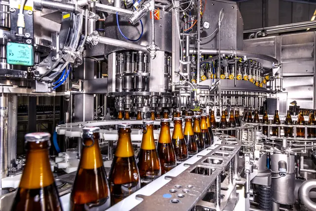 Mit kurzen Transportwegen zu den Kunden, Mehrweggebinden, Wasserkraft und einer großen PV-Anlage setzt die Brauerei konsequent auf Nachhaltigkeit. | Foto: TVB Traunsee-Almtal