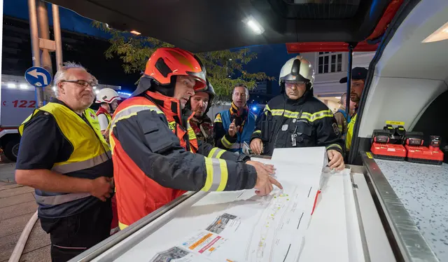 Berufsfeuerwehr, Freiwillige Feuerwehr und Rotes Kreuz gingen gemeinsam vor. | Foto: Stadt Salzburg / Alexander Killer