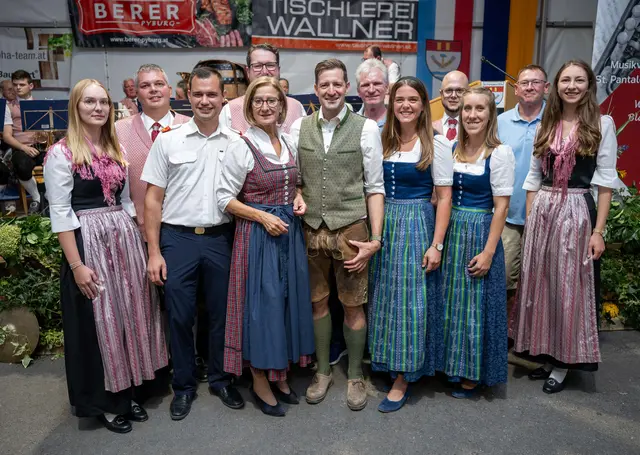 Landeshauptfrau Johanna Mikl-Leitner mit Bürgermeister Roman Kosta (6. von links), FF-Kommandant Bernhard Auinger (3. von links) sowie weiteren Ehren- und Festgästen. | Foto: NLK Khittl