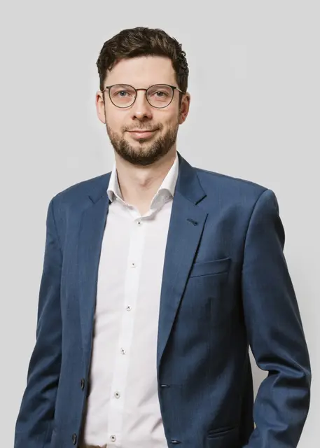 Silvio Heinze, Klubobmann der Grünen, verweist auf die wissenschaftliche Evaluierung der Neubaugasse.  | Foto: Anna Stöcher