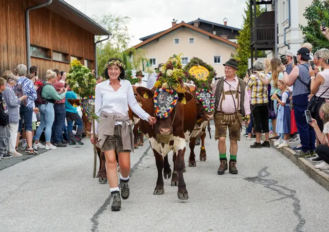 Sonja Schmeller und Christian Dullnigg, der Leiter der Landwirtschaftlichen Fachschule Bruck, beim Almabtrieb. Zahlreiche Zuschauer nahmen die Treiber und Kühe feierlich in Empfang. | Foto: Roland Hölzl; TVB BRUCK FUSCH | GROSSGLOCKNER