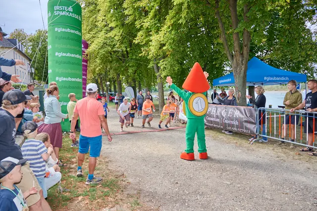 Sponsor-Maskottchen Sparefroh gibt das Startsignal.  | Foto: Naturfreunde Hainburg/Donau