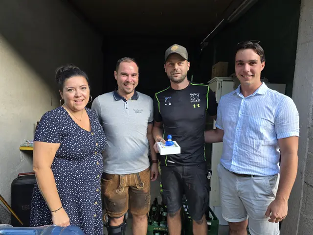Glücklicher Gewinner Arnold Baumann aus Wildalpen: mit Gemeinderätin Martina Meschek, Lukas Lindner und Gemeinderat Patrick Pretschuh | Foto: Gerald Bachner
