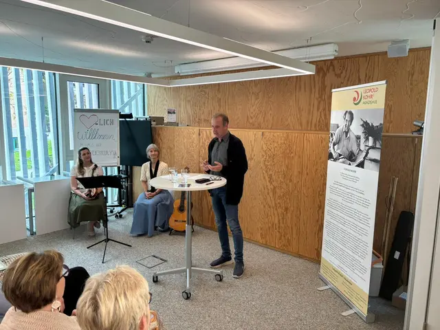 Ewald Hiebl, Leiter des Leopold Kohr-Archivs, führte durch den Abend und setzte mit pointierten Analysen und historischen Bezügen wichtige inhaltliche Akzente. | Foto: Tauriska