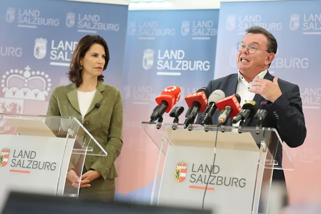 Im Bild v.l. Landeshauptfrau Karoline Edstadler und Karl Schwaiger (Pflegebeauftragter Land Salzburg) | Foto: Land Salzburg / Franz Neumayr
