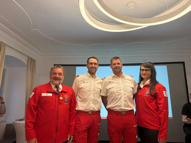 Präsident Hans Ebner, Bezirksstellengeschäftsführer Stefan Krapfenbauer, Jubilar Manfred Fischer und Bezirksstellenleiter Stellvertreterin Tanja Tinkl. | Foto: Rotes Kreuz Zwettl
