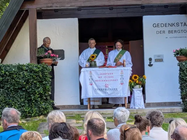 Organisator Sebastian Baumann und die beiden Diakone Tihormir Pausic und Christian Mühlbacher bei der Gedenkfeier im Kaiserbachtal