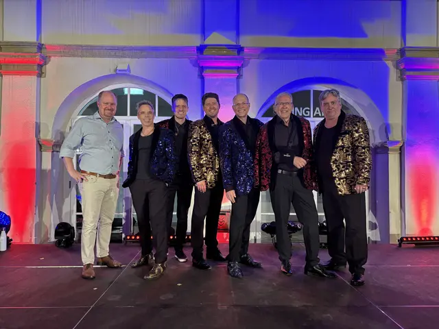 Bürgermeister Michael Nistl mit Safer Six Nick Harras, Klemens Patek, Johannes Karner, Markus Wallner, Michael Haustein und Martin Hornig | Foto: Schauer