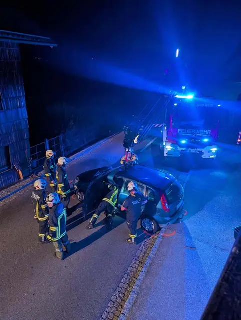Das Fahrzeug kam von der Straße ab und krachte in ein Haus – anschließend wurde es wieder auf die Fahrbahn geschleudert. | Foto: FF Eitzing