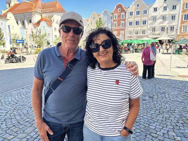 Der nicht überhörbare Motorsound hat es ihnen angetan: Pepi und Anita Scherrer aus Freinberg. | Foto: Franz Gruber