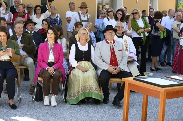 v.l.n.r. BezHF Mag. Dr. Michaela Rohrmoser, LHF Mag. Karoline Edtstadler, Christine Macheiner und Bez.Ob. Karl Macheiner.