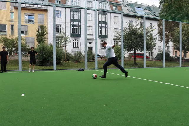 Bezirkschef Resch testete den neuen Ballsportkäfig bereits.  | Foto: Ronzoni