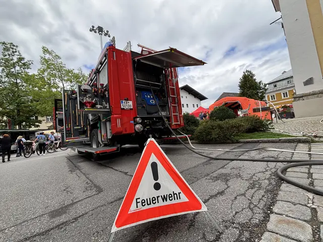 Die Feuerwehr nahm das Ortszentrum in Beschlag. | Foto: Klaus Kogler