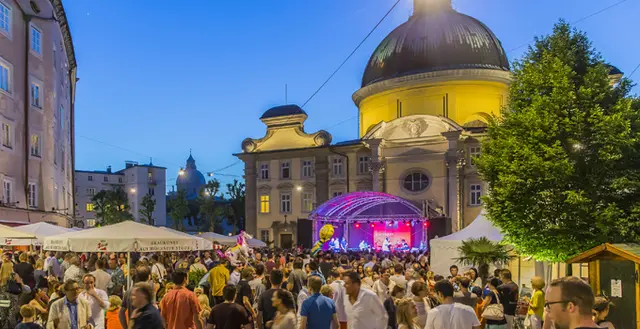Das Kaiviertelfest verbindet Mozart- und Kajetanerplatz. | Foto: Altstadtmarketing/Kolarik