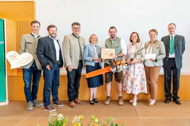 Zdimal-Preis 2026: Auszeichnung für Österreichs besten Forstnachwuchs.
v.li.n.re.: Severin Schöller von PEFC Austria, Stihl-Verkaufsleiter Harald Steinbrecher, NÖ LAK-Präsident Andreas Freistetter, Ulrike Zdimal-Lang, bester Forstwirtschaftsmeister Alexander Winter, LAbg. Doris Schmidl, LK NÖ-Vizepräsidentin Andrea Wagner und LK NÖ-Forstausbildungsreferent DI Michael Gruber | Foto: Georg Pomaßl/LK Niederösterreich